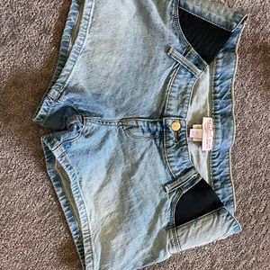 Maternity shorts, under belly